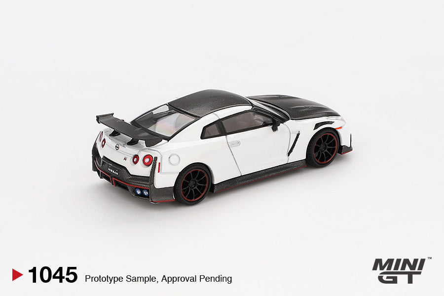 Mini GT #1045 - Nissan GTR (35) Nismo, brilliant white pearl | 1:64