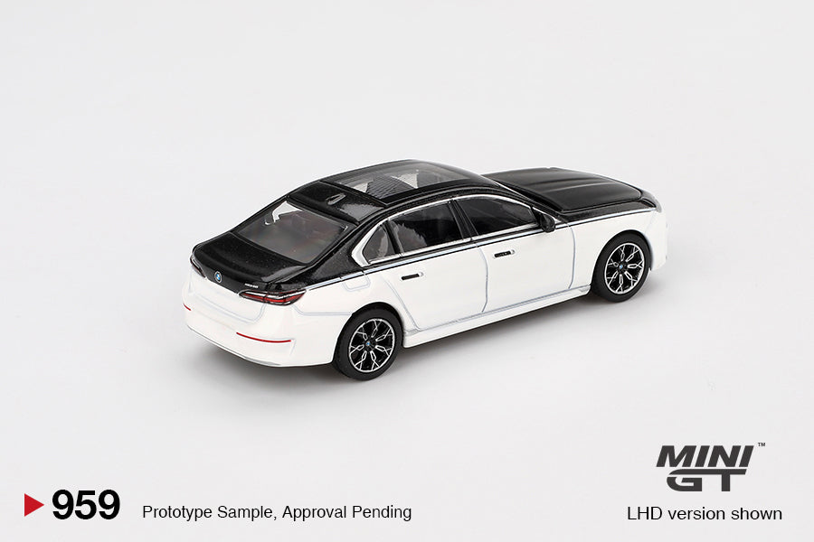 Mini GT #959 - BMW i7 xDrive60, weiß/schwarz | 1:64