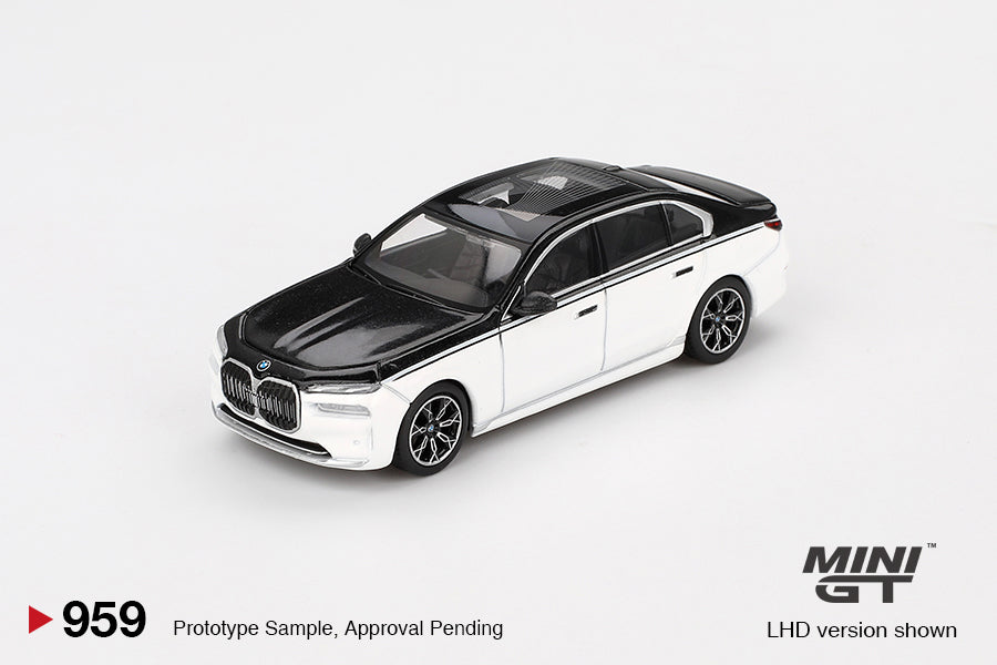 Mini GT #959 - BMW i7 xDrive60, weiß/schwarz | 1:64