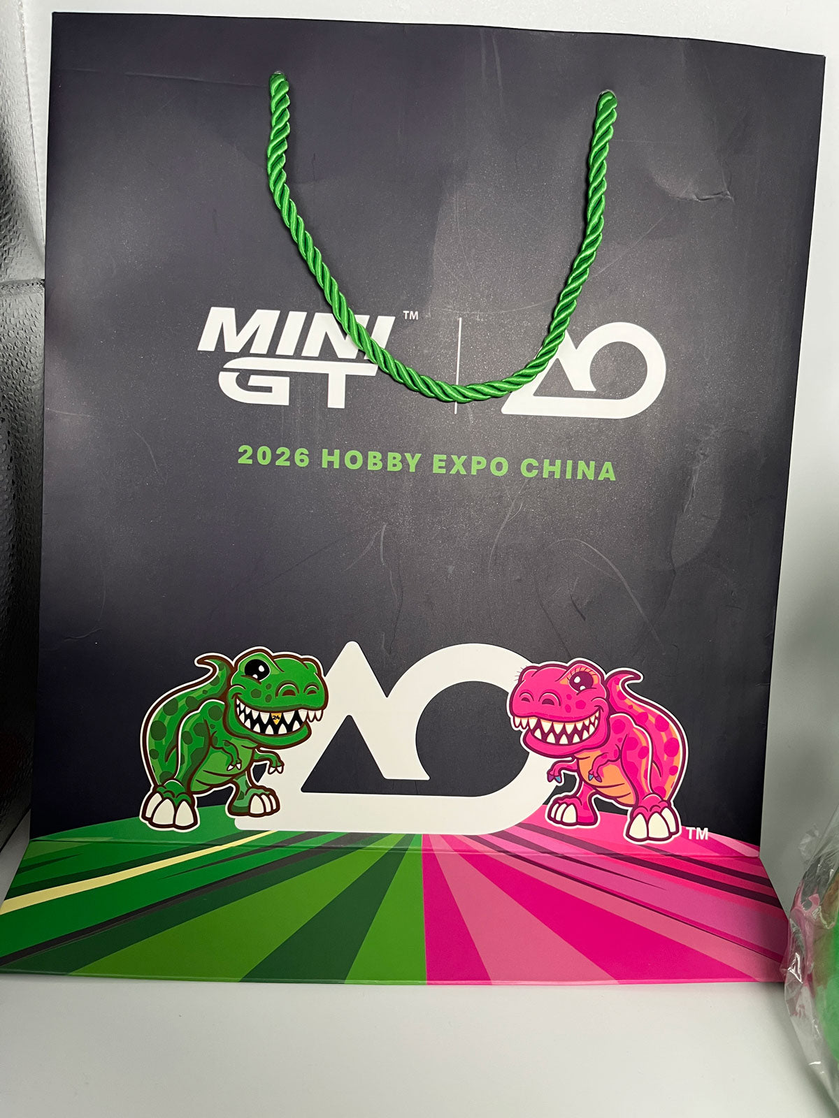 Mini GT HEC EXCLUSIVE #1198 & #1199 - AO Racing IMSA 2024 GTD Pro Champion Set inkl. Tüte und Plushie | 1:64