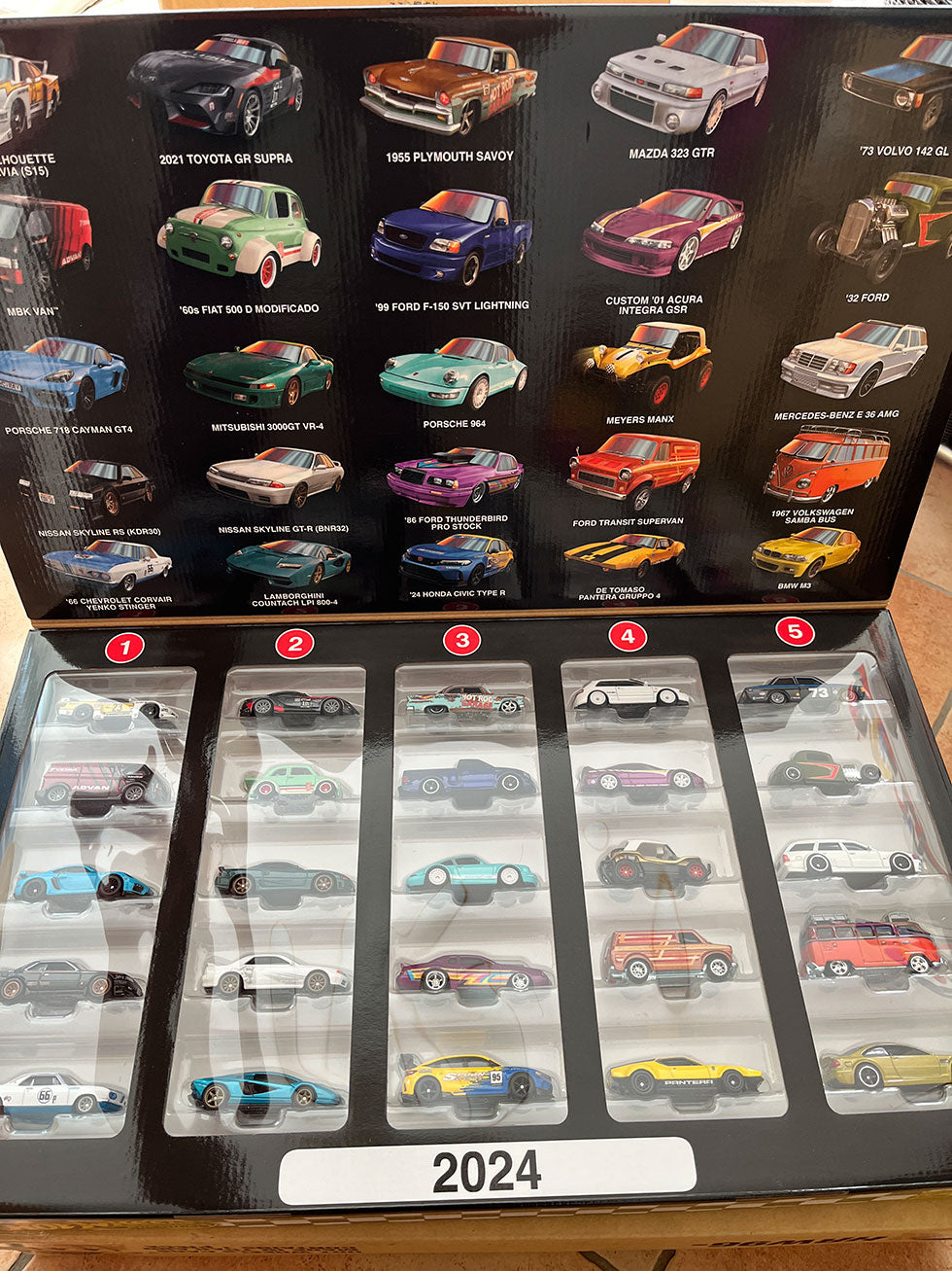 Hot Wheels Boulevard Deluxe Mix Box - 25 Fahrzeuge | 1:64