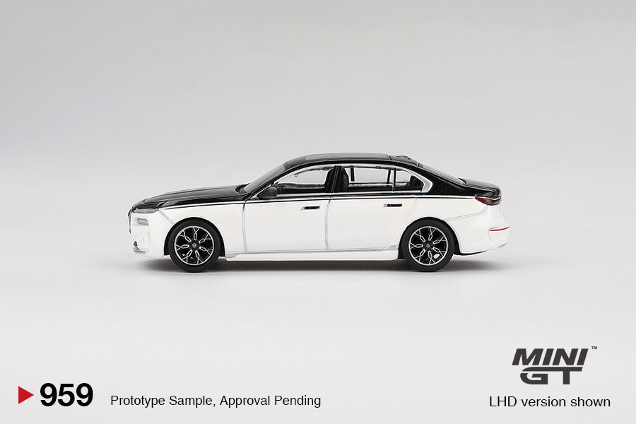 Mini GT #959 - BMW i7 xDrive60, weiß/schwarz | 1:64