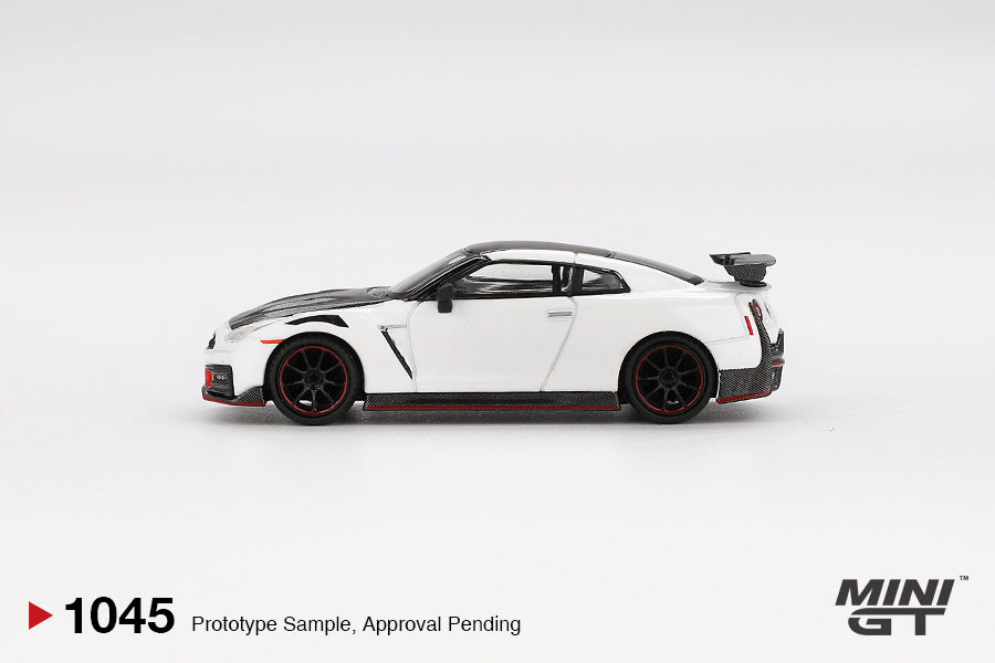 Mini GT #1045 - Nissan GTR (35) Nismo, brilliant white pearl | 1:64