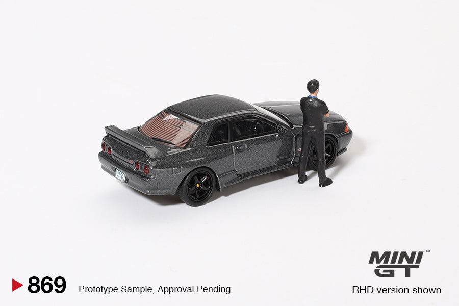 Mini GT #869 - Nissan Skyline GT-R (R32) Nismo with Tsugio Matsuda Figure, gunmetal | 1:64