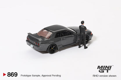 Mini GT #869 - Nissan Skyline GT-R (R32) Nismo with Tsugio Matsuda Figure, gunmetal | 1:64