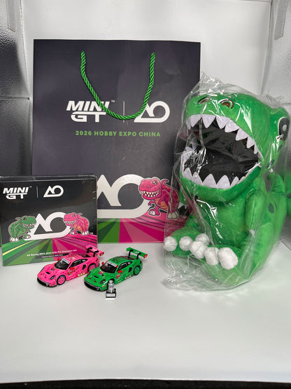 Mini GT HEC EXCLUSIVE #1198 & #1199 - AO Racing IMSA 2024 GTD Pro Champion Set inkl. Tüte und Plushie | 1:64