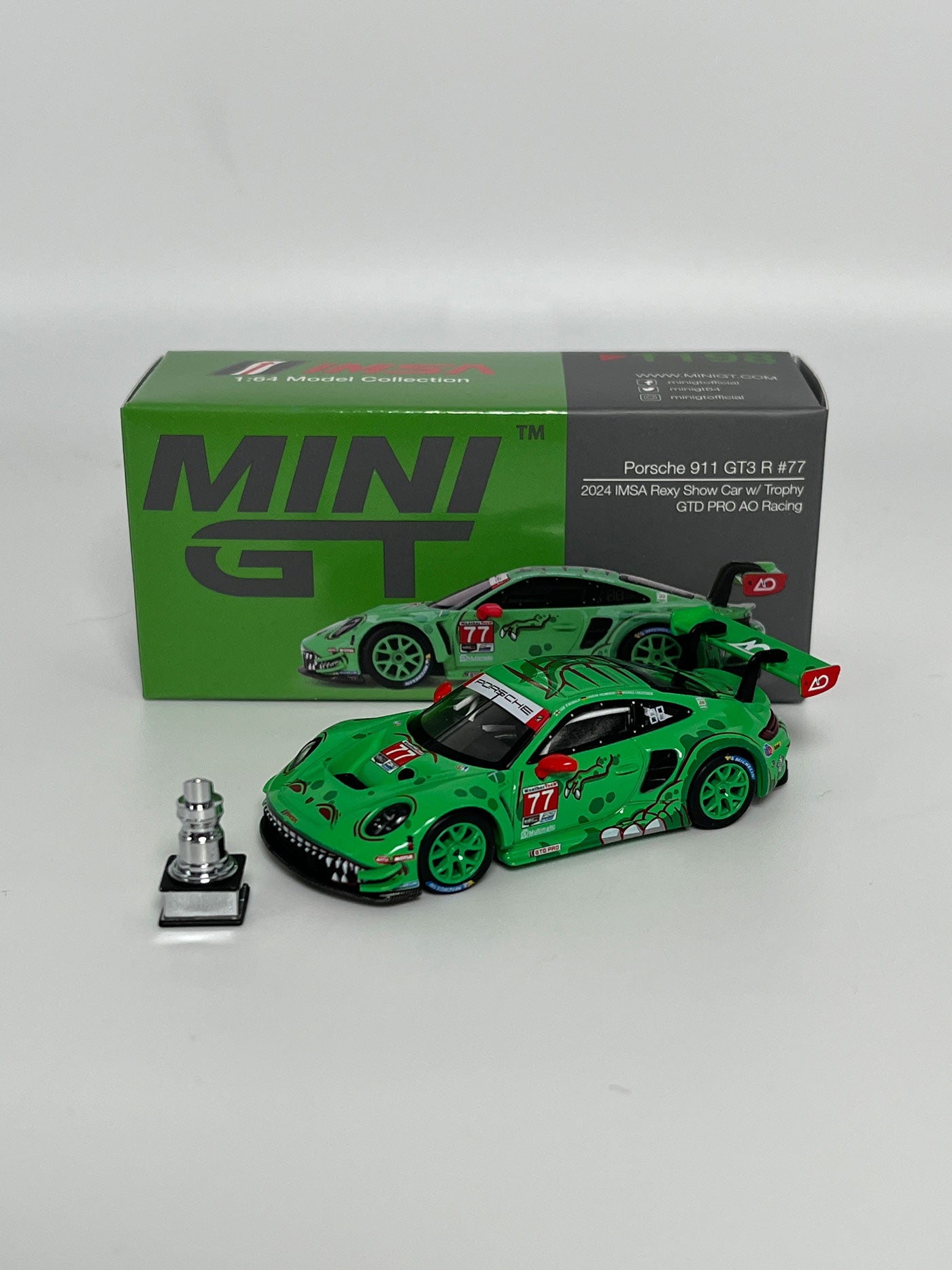 Mini GT HEC EXCLUSIVE #1198 & #1199 - AO Racing IMSA 2024 GTD Pro Champion Set inkl. Tüte und Plushie | 1:64