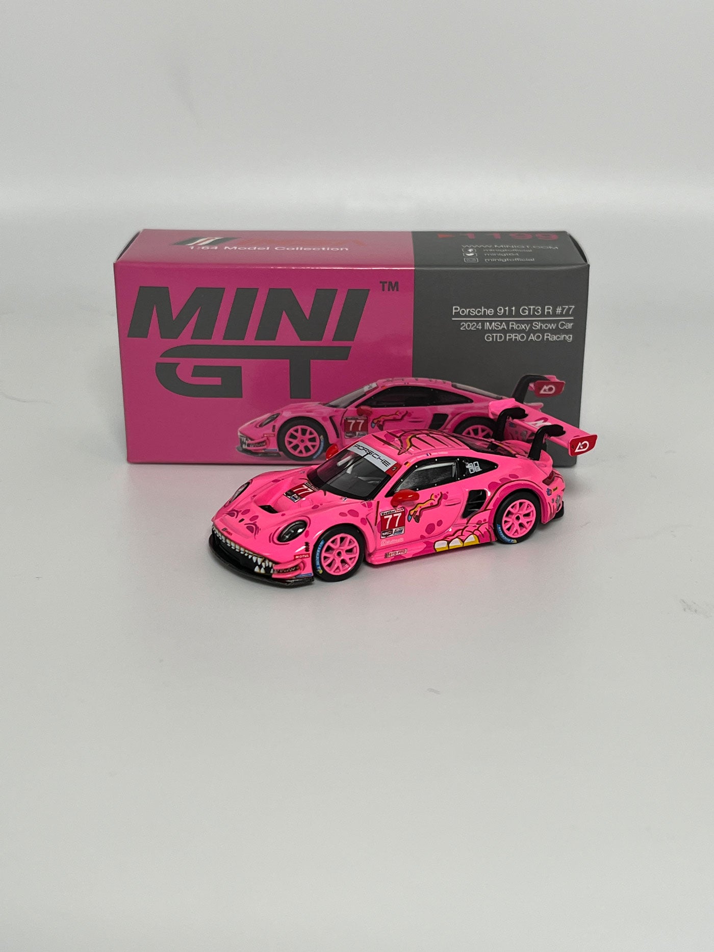Mini GT HEC EXCLUSIVE #1198 & #1199 - AO Racing IMSA 2024 GTD Pro Champion Set inkl. Tüte und Plushie | 1:64