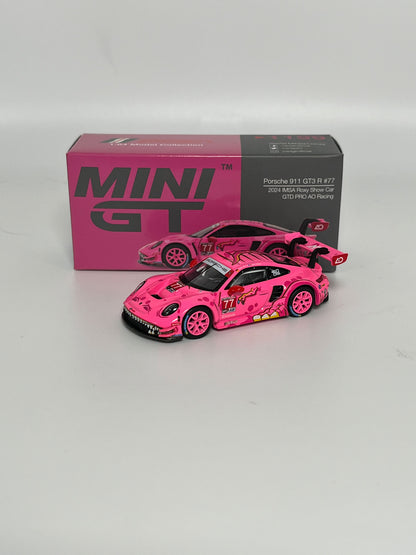 Mini GT HEC EXCLUSIVE #1198 & #1199 - AO Racing IMSA 2024 GTD Pro Champion Set inkl. Tüte und Plushie | 1:64