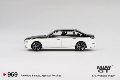 Mini GT #959 - BMW i7 xDrive60, weiß/schwarz | 1:64
