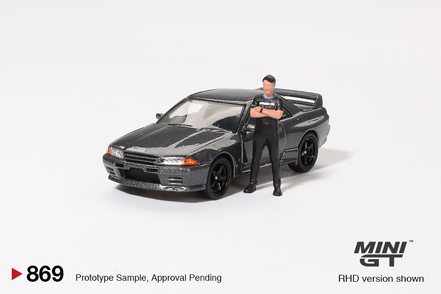 Mini GT #869 - Nissan Skyline GT-R (R32) Nismo with Tsugio Matsuda Figure, gunmetal | 1:64