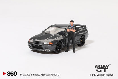 Mini GT #869 - Nissan Skyline GT-R (R32) Nismo with Tsugio Matsuda Figure, gunmetal | 1:64