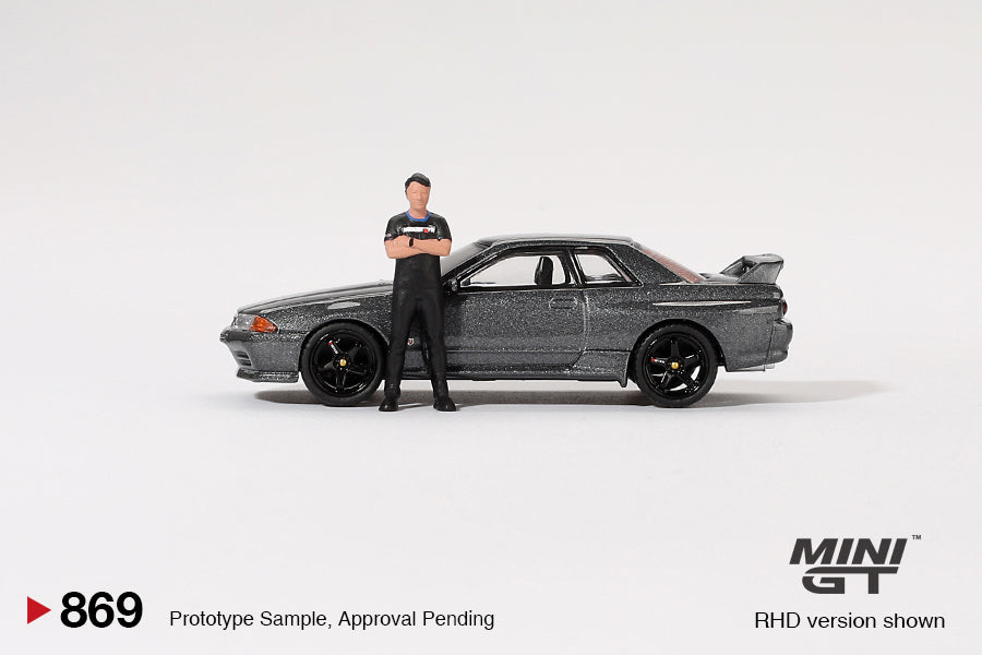 Mini GT #869 - Nissan Skyline GT-R (R32) Nismo with Tsugio Matsuda Figure, gunmetal | 1:64